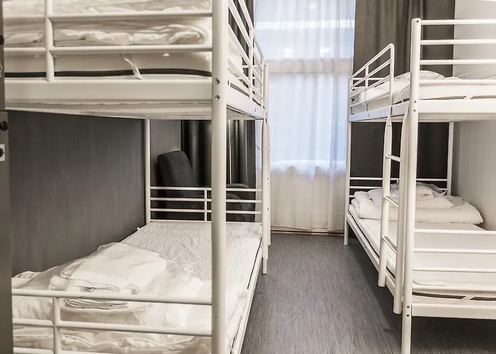 Saga Poshtel Central *