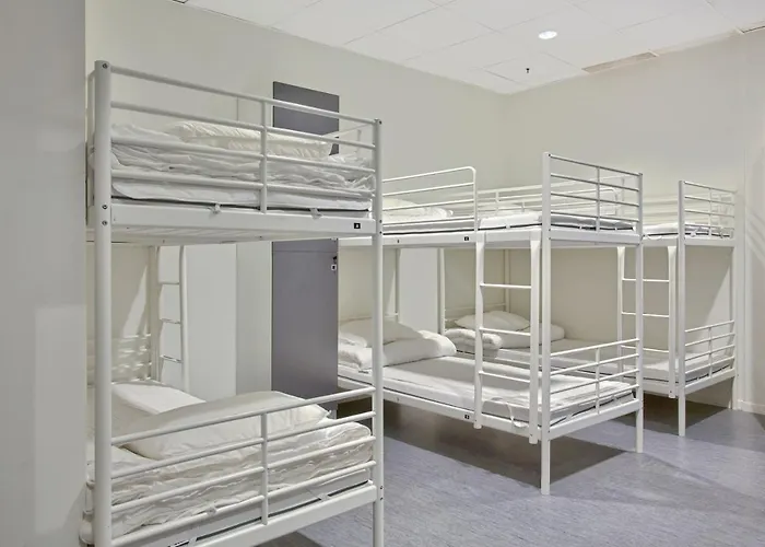 Saga Poshtel Central *